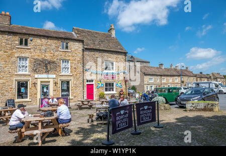 Besucher außerhalb der Grenze Haus Tees cafe in den Yorkshire Dales Dorf Masham, Yorkshire, England, Großbritannien sitzen. Stockfoto