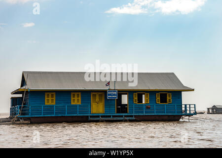 Schwimmende Schule auf dem See Tonle Sap, Kambodscha Stockfoto