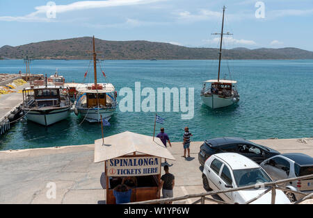 Plaka, Kreta, Griechenland. Juni 2019. Buchungsbüro für Fähren, die die Reise nach Insel Spinalonga eine ehemalige Kolonie für Leprakranke. Stockfoto