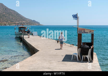 Plaka, Kreta, Griechenland. Juni 2019. Buchungsbüro für Fähren, die die Reise nach Insel Spinalonga eine ehemalige Kolonie für Leprakranke. Stockfoto