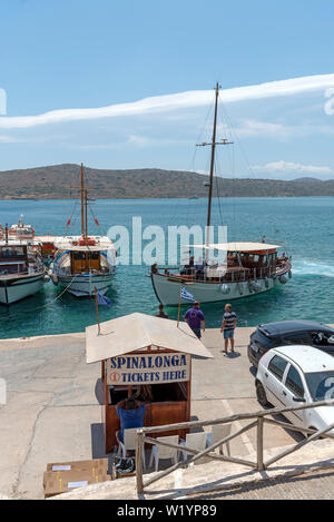 Plaka, Kreta, Griechenland. Juni 2019. Buchungsbüro für Fähren, die die Reise nach Insel Spinalonga eine ehemalige Kolonie für Leprakranke. Stockfoto