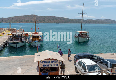 Plaka, Kreta, Griechenland. Juni 2019. Buchungsbüro für Fähren, die die Reise nach Insel Spinalonga eine ehemalige Kolonie für Leprakranke. Stockfoto