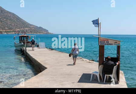 Plaka, Kreta, Griechenland. Juni 2019. Buchungsbüro für Fähren, die die Reise nach Insel Spinalonga eine ehemalige Kolonie für Leprakranke. Stockfoto