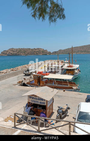 Plaka, Kreta, Griechenland. Juni 2019. Buchungsbüro für Fähren, die die Reise nach Insel Spinalonga eine ehemalige Kolonie für Leprakranke. Stockfoto