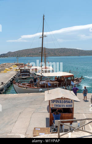 Plaka, Kreta, Griechenland. Juni 2019. Buchungsbüro für Fähren, die die Reise nach Insel Spinalonga eine ehemalige Kolonie für Leprakranke. Stockfoto