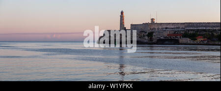 Panoramablick auf den Leuchtturm in der Alten Stadt Havanna, der Hauptstadt von Kuba, während ein buntes und sonnig Sonnenaufgang. Stockfoto