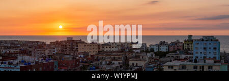 Antenne Panoramablick auf die Wohngegend in der Stadt Havanna, der Hauptstadt von Kuba, während ein farbenfroher Sonnenuntergang. Stockfoto