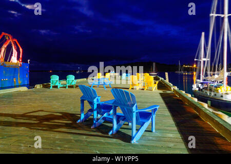 Pier mit bunten Stühlen in der Nacht im Hafen von Lunenburg, Nova Scotia Stockfoto