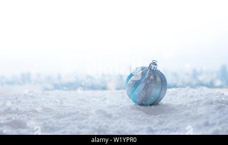 Christmas Festival Konzepte Ideen mit Ornament, christmas Ball auf Schnee. Kopieren Sie Platz Stockfoto
