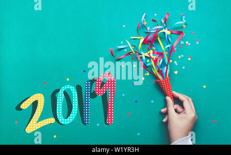 2019 Feier Frohes neues Jahr Konzepte Ideen mit Hand bunte Konfetti, Luftschlangen. Stockfoto