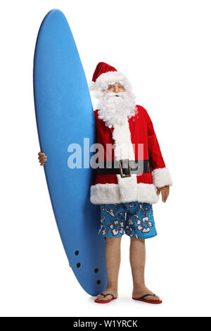 Volle Länge Portrait von Santa Claus das Tragen von Badeshorts und halten eine Surf Board auf weißem Hintergrund