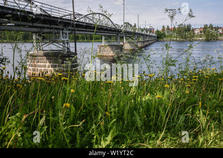 Gamla Bron, eine Brücke für Fußgänger und Radfahrer, in Umeå, Schweden. Stockfoto