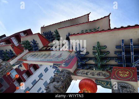 LOS ANGELES, CA/USA - 14. APRIL 2019: Filigrane Chinesische architektonisches Detail in Chinatown Los Angeles Stockfoto