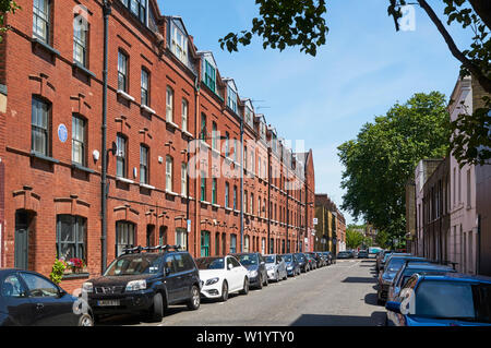 Die Jahrhundertwende Reihenhäuser in Ashfield Street, Whitechapel, East London, Großbritannien Stockfoto