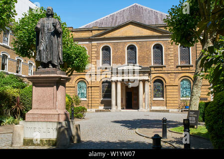 Der georgischen Wesley Kapelle über die City Road im Londoner Stadtteil Islington, London, Großbritannien Stockfoto