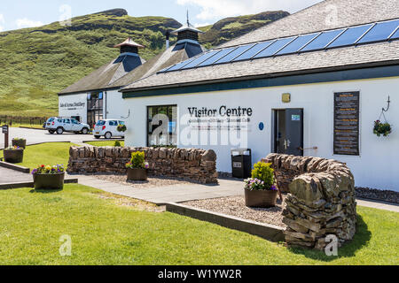 Isle of Arran Distillery, Lochranza, Isle of Arran, Schottland, Großbritannien Stockfoto