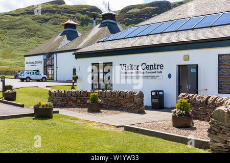 Isle of Arran Distillery, Lochranza, Isle of Arran, Schottland, Großbritannien Stockfoto