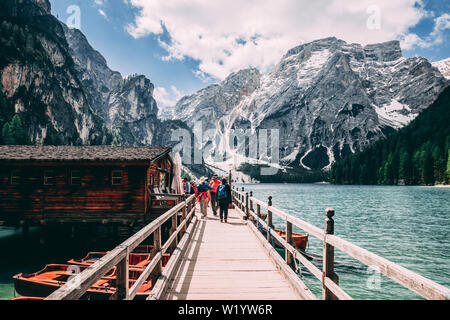 Pragser See in den Dolomiten Waldweg im Hintergrund, Südtirol, Italien. See Prags ist auch als Lago di Braies bekannt. Der See ist umgeben Stockfoto