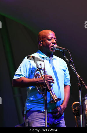 Juni 28, 2019 - Norfolk, Virginia, USA - die 30. jährlichen Bayou Boggaloo bringt Dirty Dozen BRASS BAND zu Moefolk, Virginia am 28. Juni 2019. - © Jeff Moore (Credit Bild: © Jeff Moore/ZUMA Draht) Stockfoto