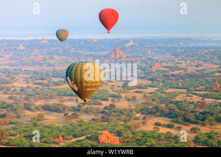 Mit dem Heißluftballon über Bagan Stockfoto