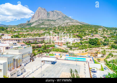 Finestrat, Spanien - 12. Juni 2019: Puig Campana die Berge und das Dorf Finestrat an der Costa Blanca, Spanien Europa Stockfoto