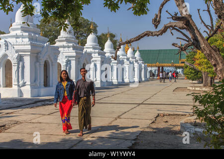 Ein junges Paar in der Kuthodaw Pagode in Mandalay Stockfoto