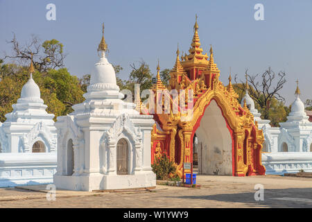 Einer der Eingänge in die Kuthodaw Pagode in Mandalay Stockfoto