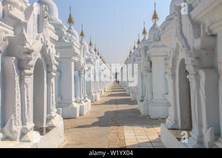 Kuthodaw Pagode in Mandalay Stockfoto