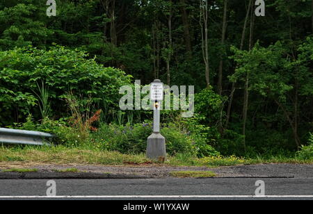 Cromwell, CT/USA - 20. Juni 2019: Verkehr Schild "Druckknopf für grünes Licht' auf der anderen Straßenseite Stockfoto