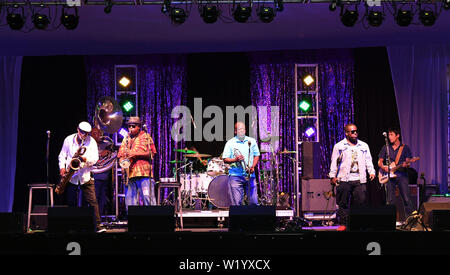 Juni 28, 2019 - Norfolk, Virginia, USA - die 30. jährlichen Bayou Boggaloo bringt Dirty Dozen BRASS BAND zu Moefolk, Virginia am 28. Juni 2019. - © Jeff Moore (Credit Bild: © Jeff Moore/ZUMA Draht) Stockfoto