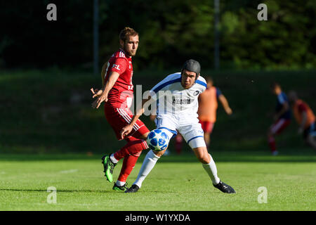 Damian Rossbach (KSC) in Duellen mit Martin Sladky (SK Sigma Olomouc). GES/fussball/2. Bundesliga: Testspiel KSC-SK Sigma Olmuetz, im Trainingslager des Karlsruher Sport Club in Waidring, 04.07.2019 Fußball: 2. Liga: Trainingslager Karlsruher SC, Waidring, Österreich, Juli 4, 2019 | Verwendung weltweit Stockfoto