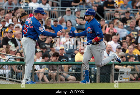 Juli 3, 2019: Chicago Cubs catcher Victor Caratini (7) Erhält Glückwünsche von Chicago Cubs Third Base coach Brian Butterfield (55) nach Caritini sein erstes von zwei homeruns am Tag während der Major League Baseball Spiel zwischen den Chicago Cubs und Pittsburgh Pirates am PNC Park, in Pittsburgh, Pennsylvania. (Foto: Nicholas T. LoVerde/Cal Sport Media) Stockfoto