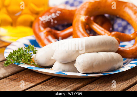 Brezel und Weißwurst im bayerischen Stil Gerichte auf hölzernen Tisch Stockfoto