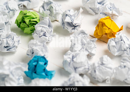 Papier symbolisieren unterschiedliche Lösungen mit einigen ständigen heraus mit einer anderen Farbe zerknittert Stockfoto