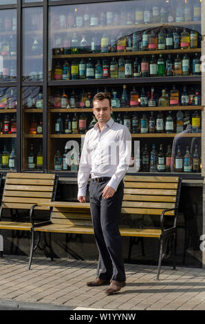 Unternehmer Portrait in der Mitte des Business Center, Arbeitspause, tragen weiße Hemd, weiße europäische, gut aussehende und attraktive männliches Modell Stockfoto