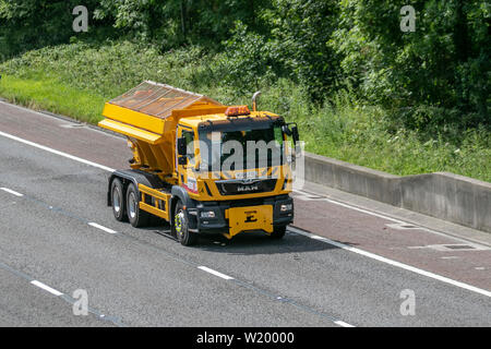 2016 gelbe Mann TG-M Lancashire County council Gritters. salzstreuer mit einem Fassungsvermögen von 9m3 für Winterfahrzeuge zur Straßeninstandhaltung; Fahrer von E-Pflug- und CE-Pflug-Fahrzeugen mit DIN-Montage und geformten Polyethylen-Schilden. HD-Schneepflüge mit geradem Schild auf der Autobahn M61, Großbritannien auf der Autobahn M6, Lancaster, Großbritannien Stockfoto