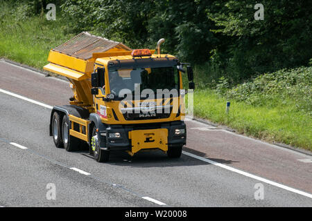 2016 gelbe Mann TG-M Lancashire County council Gritters. salzstreuer mit einem Fassungsvermögen von 9m3 für Winterfahrzeuge zur Straßeninstandhaltung; Fahrer von E-Pflug- und CE-Pflug-Fahrzeugen mit DIN-Montage und geformten Polyethylen-Schilden. Schneepflüge in robuster Ausführung mit geradem Schild auf der Autobahn M61, Großbritannien Stockfoto