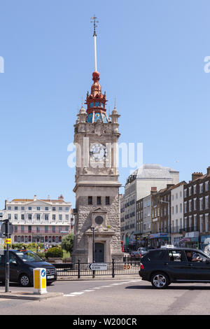 Blick auf die viktorianischen Uhrturm auf Marine Drive in der Küstenstadt Ramsgate, Kent. Stockfoto