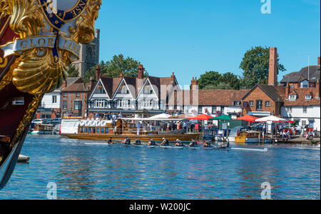 Henley on Thames, Berkshire, Großbritannien. 4. Juli 2019. Henley Royal Regatta. "Gloriana" der 90 Meter langen Britischen Royal Barge auf der Thames River Bank frames günstig die Ruderer aus dem Ponton für die Öffentlichkeit Steamboat Alaska gehen hinter die Kulisse von Henley Stadt Credit Gary Blake/Alamy Live Stockfoto