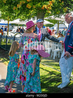 Henley on Thames, Berkshire, Großbritannien. 4. Juli 2019. Henley Royal Regatta. Der ehemalige Olympiasieger und Henley Royal Regatta Vorsitzende, Sir Steve Redgrave. spricht mit Kollegen und Freunde außerhalb der Stewards Enclosure. Kredit Gary Blake/Alamy Live Stockfoto