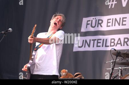 04 Juli 2019, Sachsen, Chemnitz: Dirk von Lotzow von der Band Tocotronic in der Gig im "Kosmos Chemnitz - Wir bleiben mehr'. Mit dem Festival, ein neues Zeichen für eine friedliche, weltoffene Gesellschaft gesetzt werden soll. Foto: Sebastian Willnow/dpa-Zentralbild/dpa Stockfoto