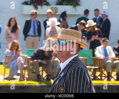 Henley on Thames, Berkshire, Großbritannien. 4. Juli 2019. Henley Royal Regatta. Der ehemalige Olympiasieger und Henley Royal Regatta Schiedsrichter, Sir Matthew Pinsent, stehend in der Schiedsrichter Boot vorbei an den Zuschauern in den Stewards Enclosure, das Rennen zu starten. Kredit Gary Blake/Alamy Live Stockfoto