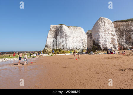 Masse der Leute auf dem Sandstrand in der Nähe der Kreide Stapel von Botany Bay in Kent. Stockfoto