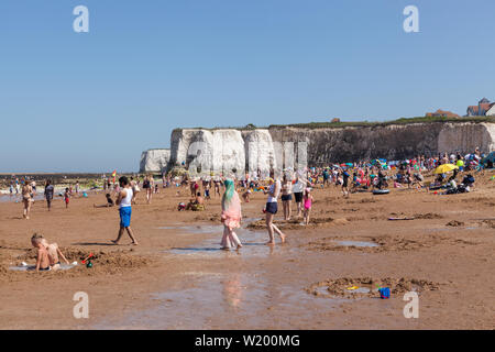 Masse der Leute auf dem Sandstrand in der Nähe der Kreide Stapel von Botany Bay in Kent. Stockfoto