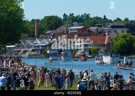 Henley on Thames, Berkshire, Großbritannien. 4. Juli 2019. Henley Royal Regatta. Anzeigen das Rennen von der Regatta Gehäuse mit Massen in die Stewards Enclosure und Henley's Town hinter, Kredit Gary Blake/Alamy Live Stockfoto