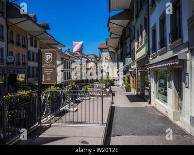 Die hübsche Stadt Thun am Thuner See in der Schweiz Stockfoto