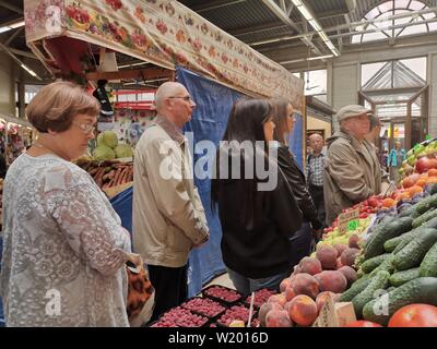 ST. PETERSBURG, Russland - Juni, 2019: Markt der Bauern Stall mit vielfältigen biologischen Gemüseanbau. Stockfoto