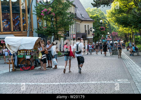 Zakopane, Polen Juni 2019. Krupowki Straße Touristen zu Fuß auf der Straße im Sommer Abend Stockfoto
