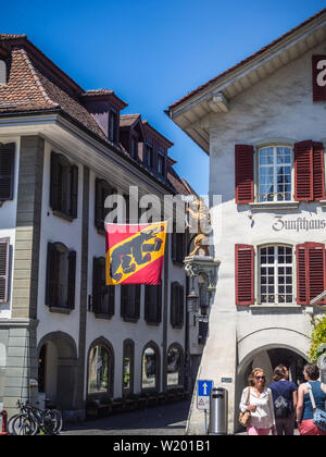 Die hübsche Stadt Thun am Thuner See in der Schweiz Stockfoto