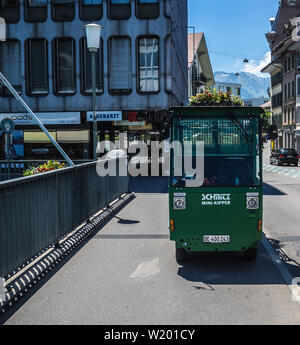 Ein Mini-Kipper Straßenreinigung Fahrzeug in der hübschen Stadt Thun am Thuner See in der Schweiz Stockfoto